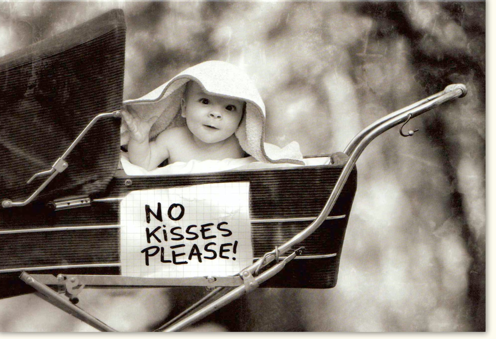 Babyshower & Geburt Doppelkarte - "No Kisses Please" Kinderwagen Motiv in Schwarz-Weiß, Humorvolle Blanko Grußkarte, Niedlich & Süß, Anlass Neutral Unisex, Perfektes Babygeschenk