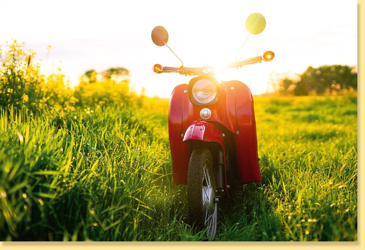 Frühlings - & Sommergrüße Doppelkarte - Naturmotiv Sonnenuntergang über Feld mit Motorroller, Rot - Gelb - Grün Farbspiel, Blanko für Geburtstag & Alltagsabenteuer, Ideal für Erwachsene & Jugendliche