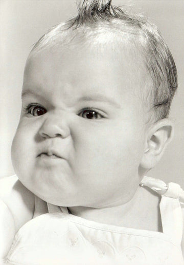 Geburt & Baby Ankündigung - Vintage Humor Postkarte im Schwarz - Weiß Retrostil, Lustige & Skurrile Sammler - Fotografie, Zeitloses Unikat Geschenk, Ausdrucksstarke Dekoration für Interieur Design