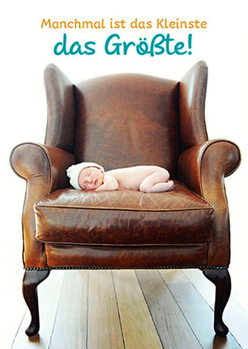 Geburt Postkarte: 'Herzlich Willkommen, kleines Wunder' - Vintage Sessel Design, Babyshooting Motiv, Glückwunsch zur Geburt des Neugeborenen