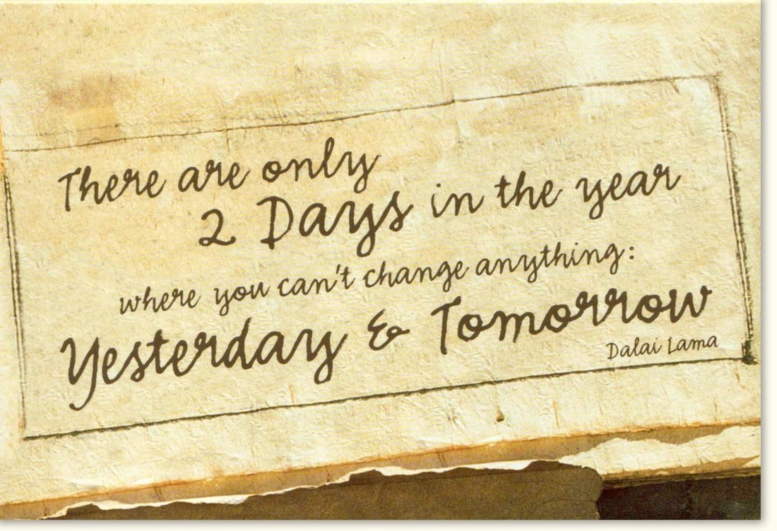 Geburtstags - Doppelkarte mit Dalai Lama Zitat - Inspirierende Weisheit & Motivation, Vintage Papier Textur, Schreibschrift Design, Achtsamkeit & Positivität für jeden Anlass, Ermutigende Grußkarte Geschenk