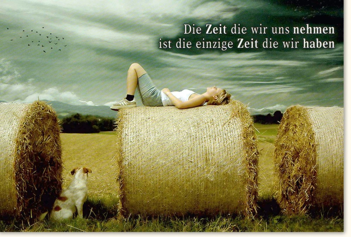 Geburtstags - Doppelkarte mit Lebensweisheit - Zeit nehmen, Entspannung & Natur genießen - Ruhevolle Idylle mit Hund, Strohballen & Wolken - Nachdenkliche Grußkarte mit Spruch für besinnliche Anlässe