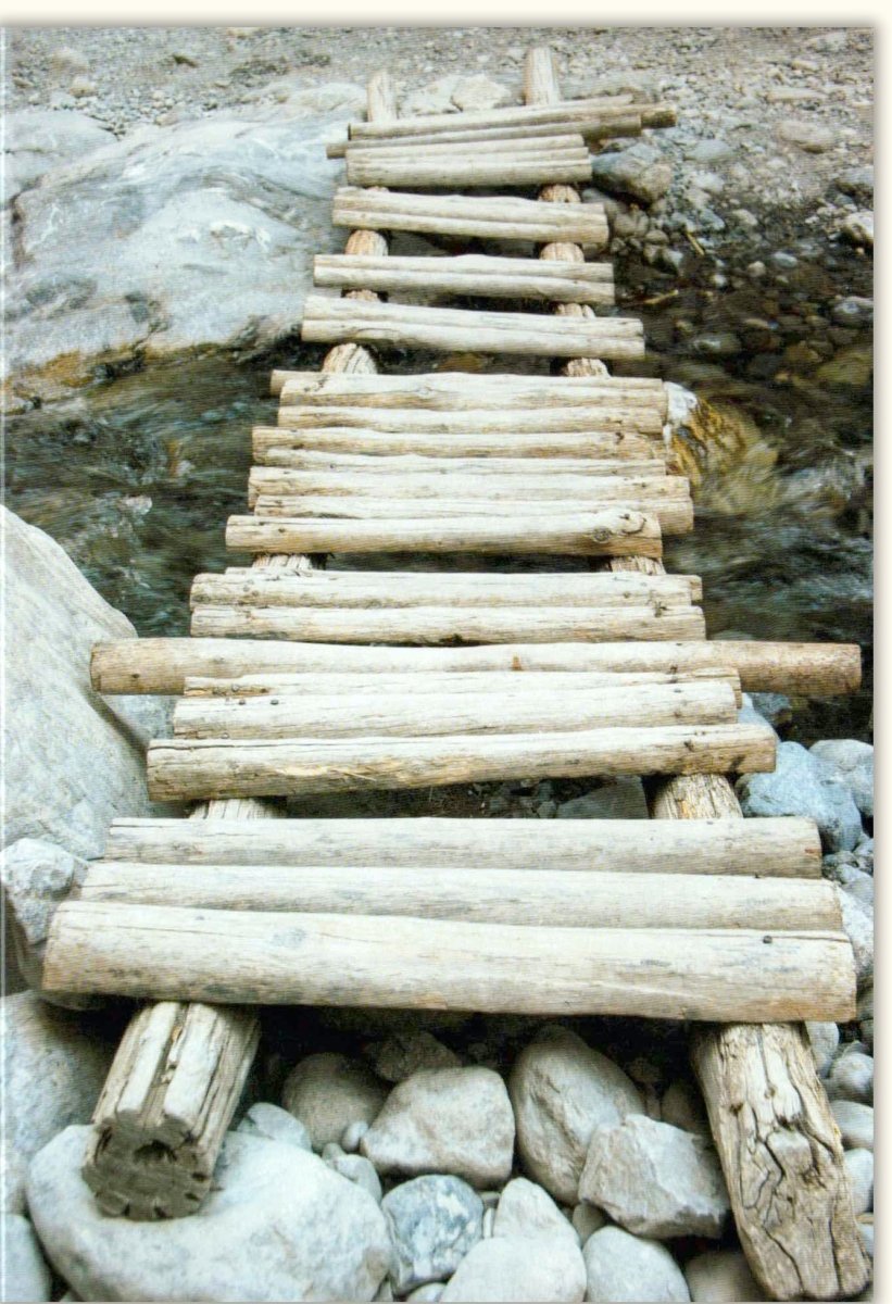 Geburtstags - Doppelkarte 'Mut zum Risiko' - Inspirierendes Zitat, Abenteuer - Design mit Holzbrücke & Fluss, Natur - Motiv, Weg der Herausforderung, Blanko - Innenseite für persönliche Botschaften