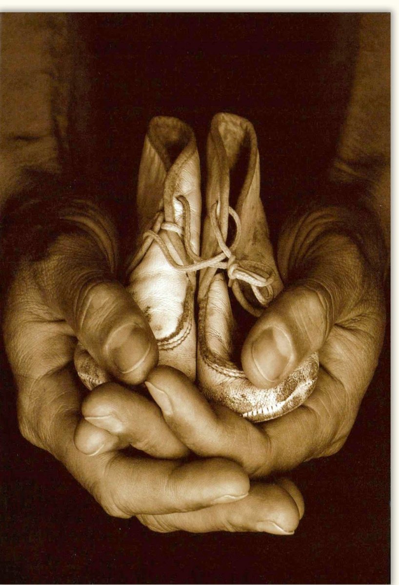 Geburtstags - Doppelkarte "Zeitlose Erinnerungen" - Schwarzweiß Fotografie mit Händen & Ballettschuhen, Blankokarte für Jeden Anlass, Persönlich & Nostalgisch, Gefühlvolle Sepia Vintage Optik, Unbeschrieben