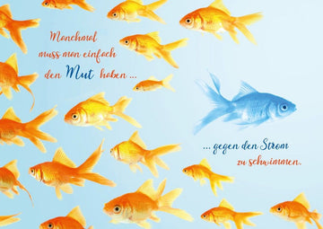 Geburtstags - Postkarte mit Fischschwarm - Motiv – Goldfische im blauen Wasser, Mut & Inspiration – Tierpostkarten mit Lebensweisheiten