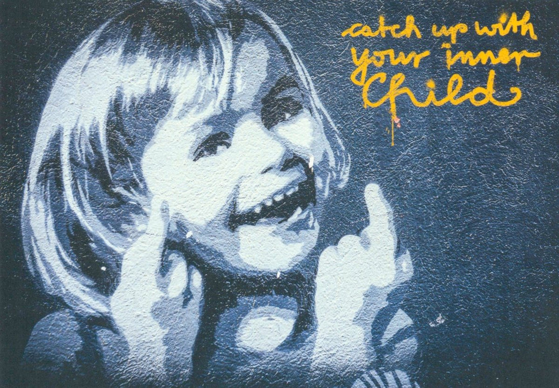 Geburtstags - Postkarte mit Street Art Motiv – Urban Kunst für Kinderfreude und Inneres Kind, Graffiti Wandkunst in Blau, Lachen & Glück, Kreatives Lächeln aus der Kindheit, Inspirierende zeitgenössische moderne Postkarte