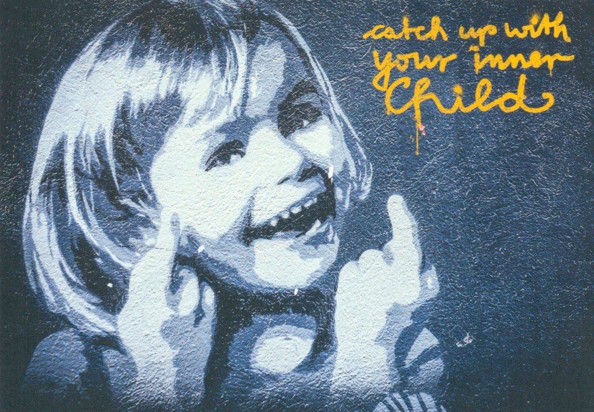 Geburtstags - Postkarte mit Street Art Motiv – Urban Kunst für Kinderfreude und Inneres Kind, Graffiti Wandkunst in Blau, Lachen & Glück, Kreatives Lächeln aus der Kindheit, Inspirierende zeitgenössische moderne Postkarte