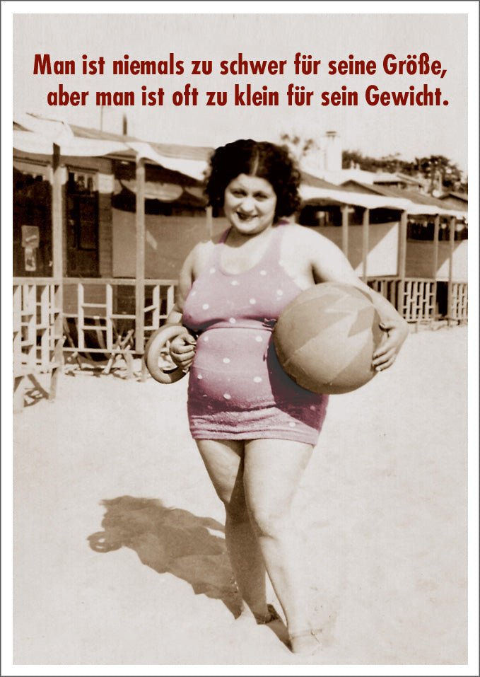 Geburtstags - Postkarte - Vintage Humor am Strand, Retro Badeanzug & Ball, Lustige Sprüche in Sepia, Kurios Kurvig Design