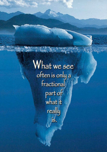 Geburtstagskarte "Eisberg Wunder" - Inspirierende Naturfotografie mit motivierendem Englischen Spruch, Umweltbewusste Meer & Berglandschaft Postkarte, Blauer Himmel & Unterwasser Eisberg mit Wolken