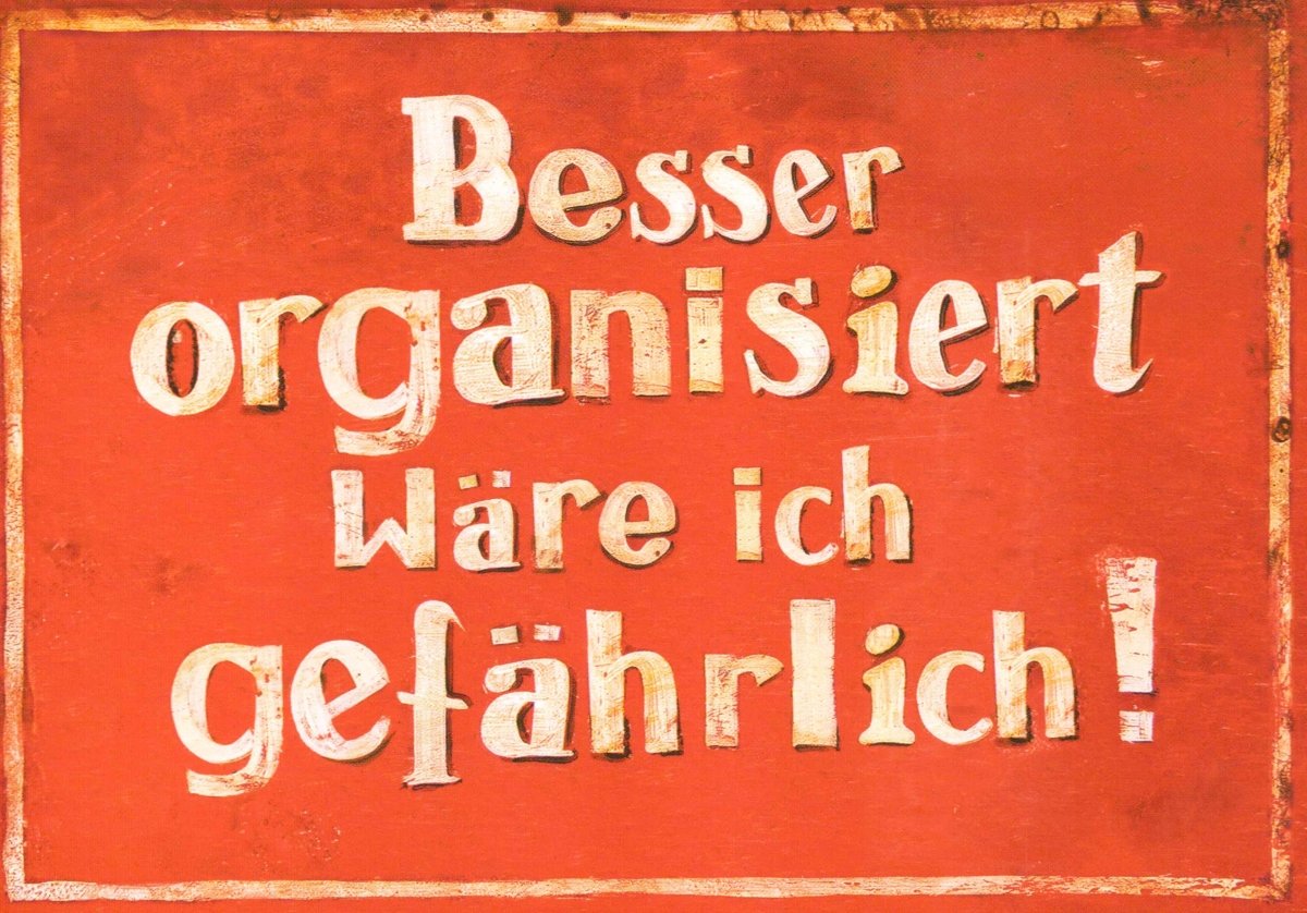 Geburtstagskarte Humor - "Besser Organisiert = Gefährlich" - Lustige Postkarte mit Spruch, Rot - Weiß, Witzige Wanddeko & Geschenk