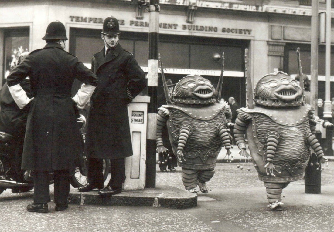 Geburtstagskarte Humor - Schwarz - Weiß Vintage Retro Postkarte mit Skurriler Polizei - Alien Verkleidung, Street Art Fotografie, Urban Kunst Sammlerstück, Nostalgische Deko & Geschenk, Einzigartiges Kuriositäten - Unikat