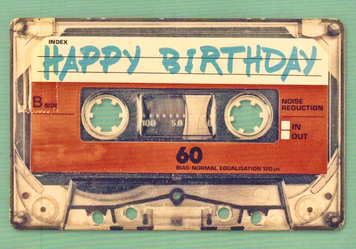 Geburtstagskarte im Retro - Stil: Audiokassette Vintage Design - Nostalgische Musik Glückwunschpostkarte - Happy Birthday Audio Tape Grußkarte für Feier & Feiern - Analoges Kassettenmotiv als Geburtstagsgruß