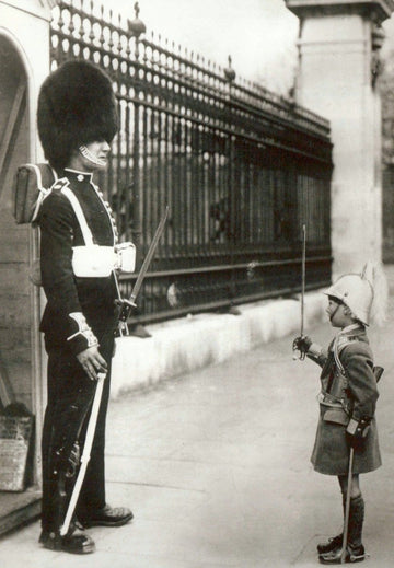 Geburtstagskarte im Retrostil - Humorvolle Schwarz - Weiß Fotografie mit Soldat, Kind in Uniform und Bärenfellmütze am Zaun