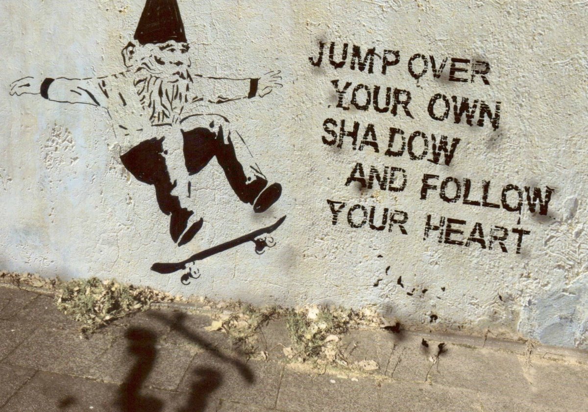 Geburtstagskarte – Inspirierende Englische Spruch Postkarte mit Streetart Zwerg auf Skateboard, Schatten - Herz Motiv – Folge Deinem Herzen