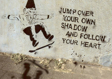 Geburtstagskarte – Inspirierende Englische Spruch Postkarte mit Streetart Zwerg auf Skateboard, Schatten - Herz Motiv – Folge Deinem Herzen