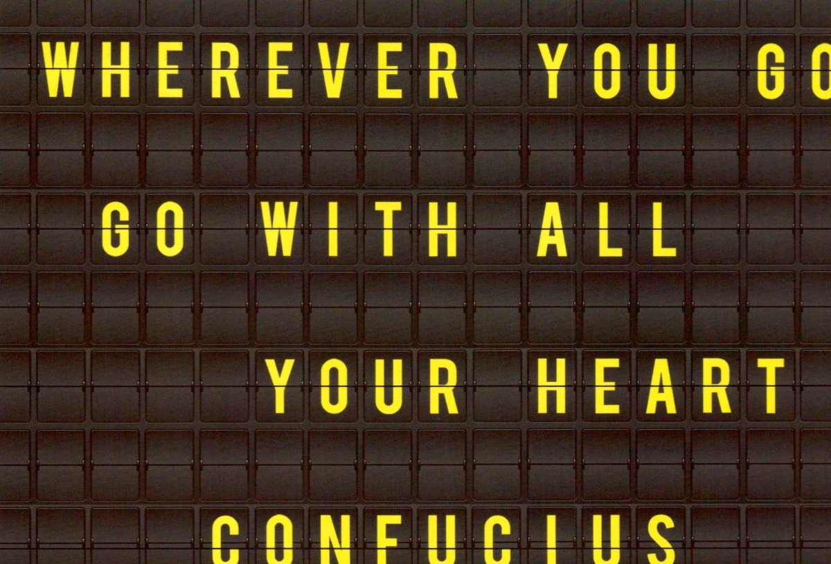 Geburtstagskarte – Inspirierendes Confucius Zitat in Englisch, Gelb - Schwarz Postkarte mit Leuchtzeichen, Wanddeko & Motivation für Reisen