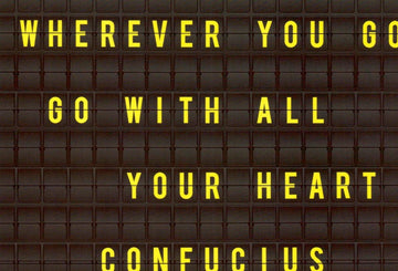 Geburtstagskarte – Inspirierendes Confucius Zitat in Englisch, Gelb - Schwarz Postkarte mit Leuchtzeichen, Wanddeko & Motivation für Reisen