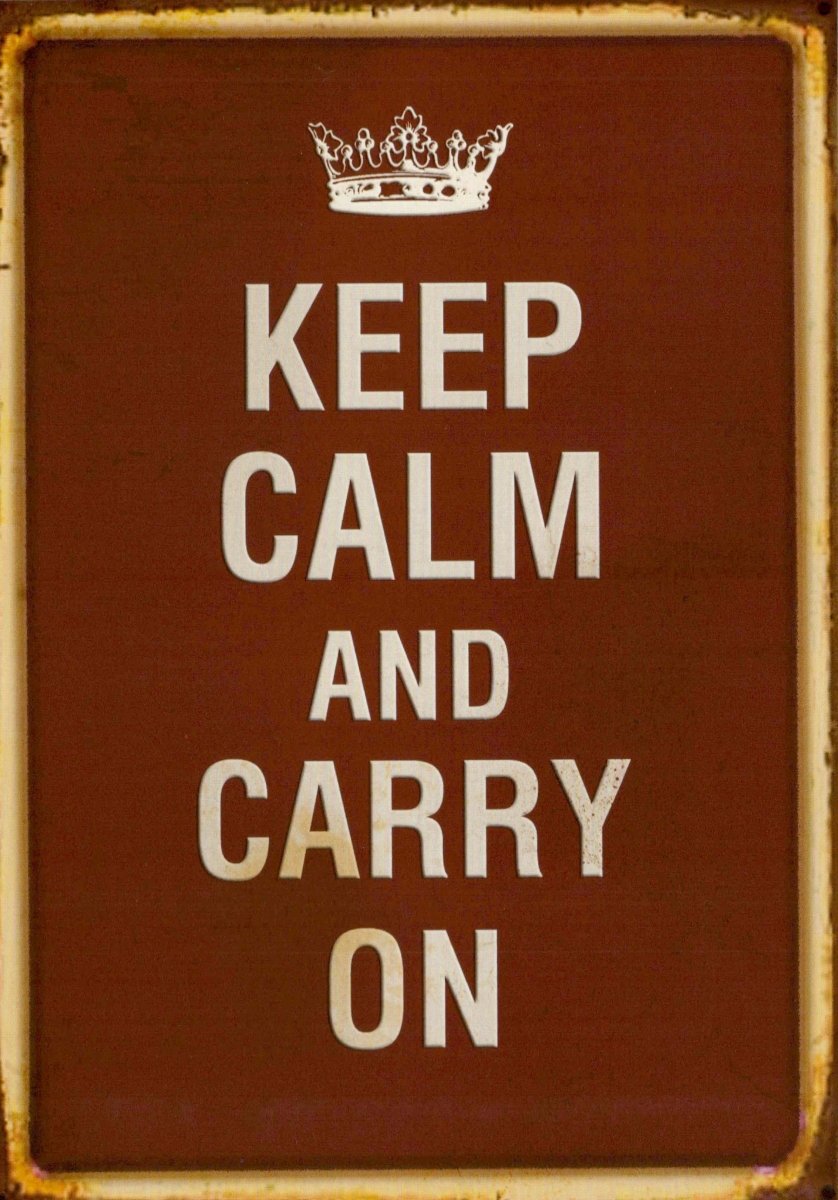 Geburtstagskarte "Keep Calm and Carry On" - Motivierende Spruch - Postkarte im Retro - Design mit Krone, Braun & Weiß, Vintage Wanddeko & Geschenkidee, Britischer Humor - Stil, Minimalistische Grußkarte