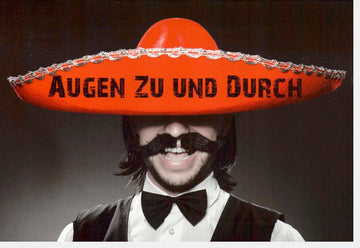 Geburtstagskarte Lustig mit Spruch "Augen zu und durch" - Witzige Glückwunschkarte mit Humor, Party Überraschung Spaß Motiv, Sombrero & Fakebart, Fun Gratulations Postkarte/Grußkarte Doppelkarte