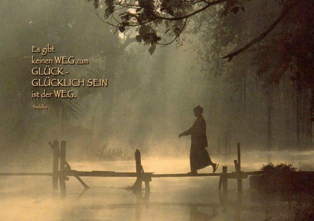 Geburtstagskarte mit Buddha - Weisheiten: Inspirierende Postkarte für Achtsamkeit & Glück, Natur - Wald - Nebel - Motiv, Steg in Morgenstimmung, Besinnliche Ruhe zur Entspannung und Motivation
