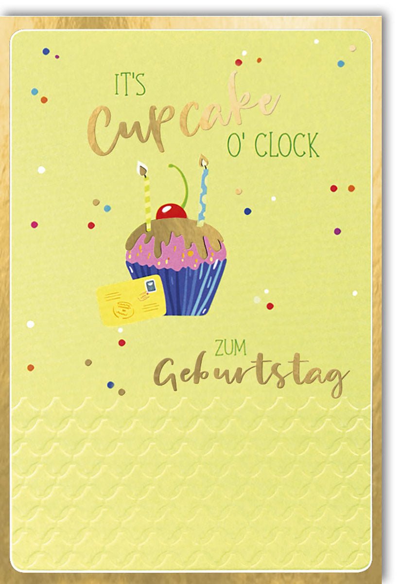 Geburtstagskarte mit Cupcake Motiv und Kerzen bunte Konfetti Schriftzug It's Cupcake O'Clock zum Geburtstag gelber Hintergrund mit Umschlag