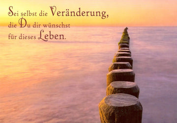 Geburtstagskarte mit Inspirierendem Zitat - Motivations - Postkarte "Veränderung am Horizont" - Lebensweisheit, Sonnenuntergang & Meer mit Holzpfählen, Positivität & Selbstverwirklichung für Lebensveränderung