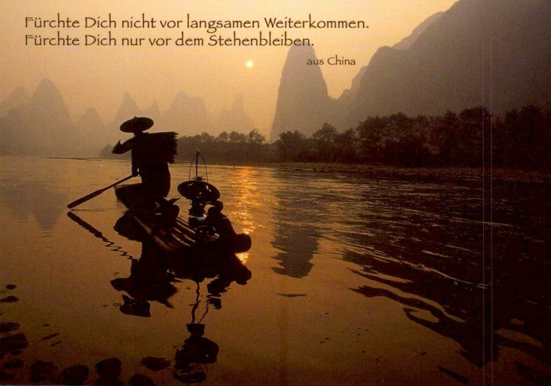 Geburtstagskarte mit Motivationsspruch: Inspirierende Weisheiten aus China, Landschafts - Postkarte mit Fluss - Silhouette beim Sonnenuntergang, Zen - Mindfulness für Entspannung und Abenteuerlust, Natur - und Reiseinspiration