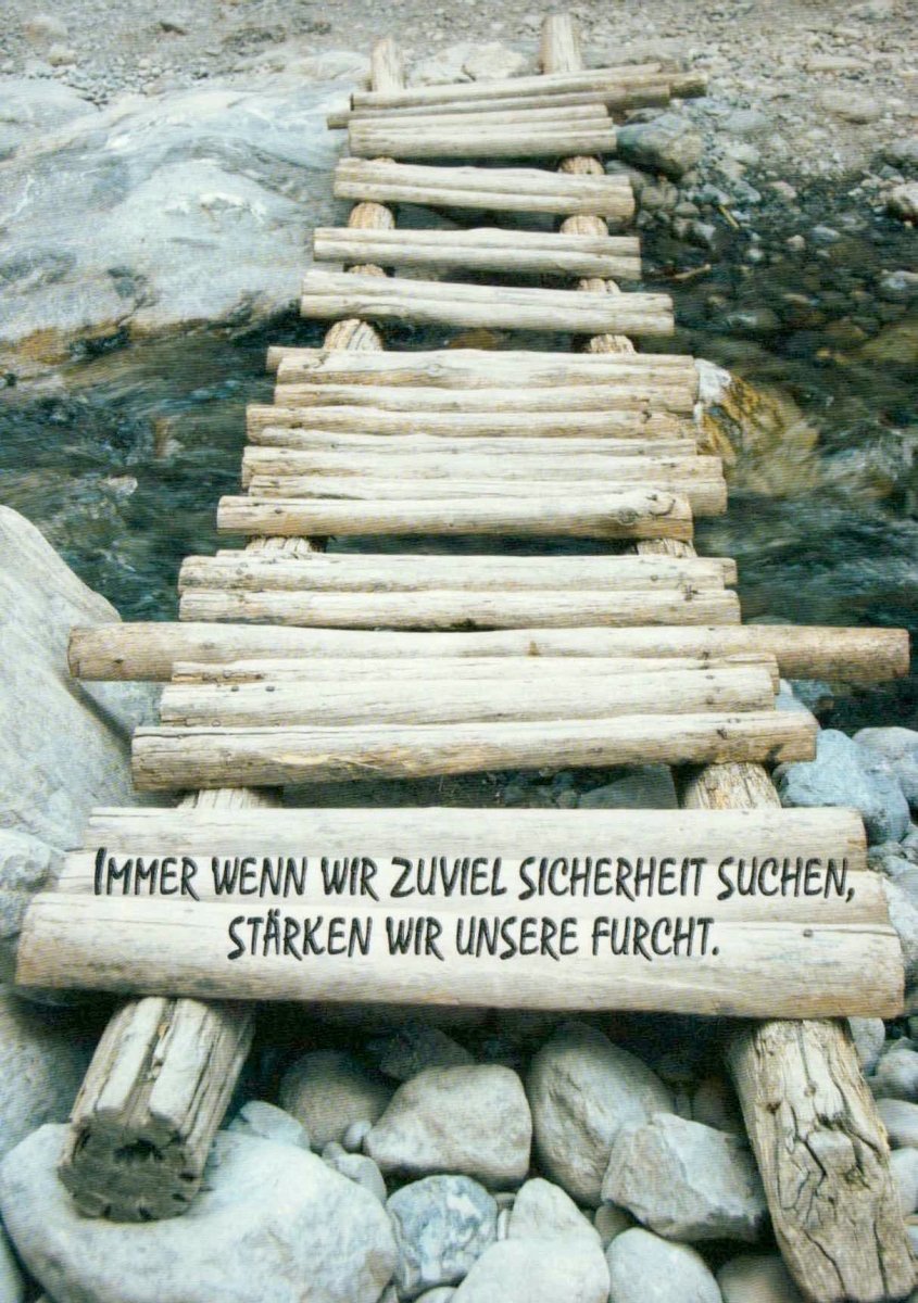 Geburtstagskarte mit Motivationszitat – Holzbrücke & Fluss, Natur - Weisheit über Mut und Balance, Inspirierende Postkarte mit Spruch