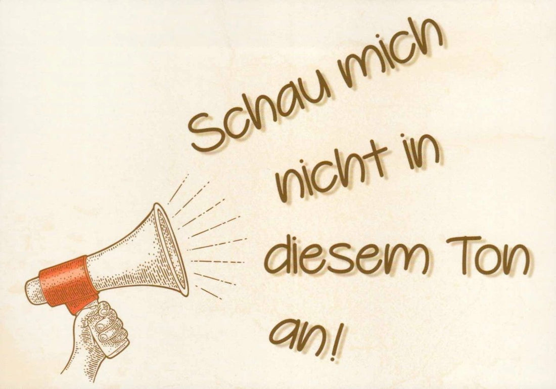 Geburtstagskarte mit Spruch - Witzige Postkarte im Retro - Stil, "Megafon Lautstärke" Humorvolle Kommunikation, Vintage Schriftart & Braun - Beige Papierhintergrund, Ideal als Deko oder Geschenkidee