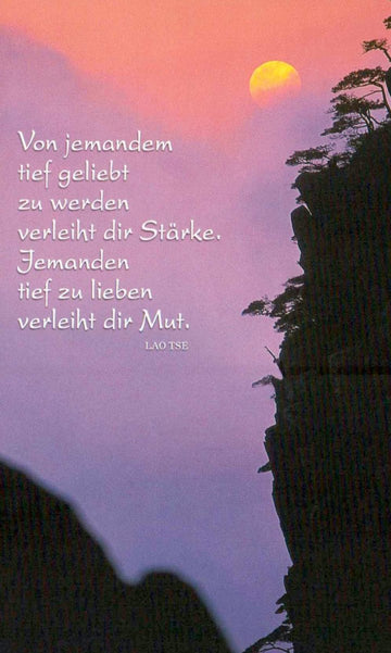 Geburtstagskarte Postkarte mit Lao Tse Zitat - Liebe, Mut & Stärke, Romantische Sonnenuntergang Silhouette, Bäume & Natur Weisheit, Inspirierende Landschaft in Abenddämmerung, Purpur Himmel Entspannung