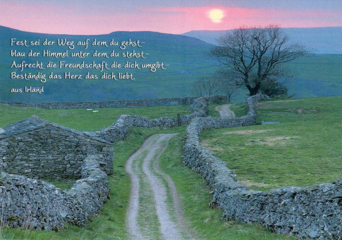 Geburtstagskarte Postkarte mit Sprüchen - Idyllische Irland Landschaft & Steinmauer bei Abenddämmerung, Grüne Hügel unter Himmel - Symbol für Festigkeit, Freundschaft & Liebe, Herz & Zitat