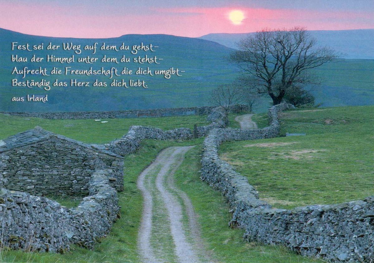 Geburtstagskarte Postkarte mit Sprüchen - Idyllische Irland Landschaft & Steinmauer bei Abenddämmerung, Grüne Hügel unter Himmel - Symbol für Festigkeit, Freundschaft & Liebe, Herz & Zitat