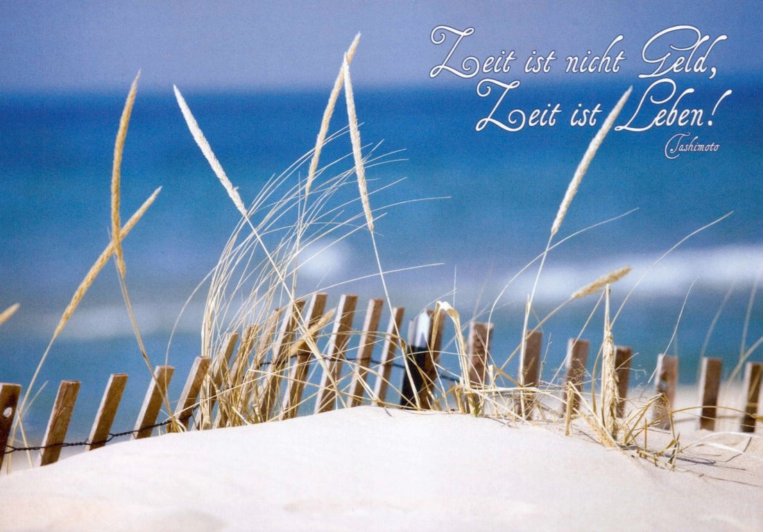 Geburtstagskarte Postkarte mit Sprüchen - Meer, Strand & Dünengras Motiv | Inspirierende Lebensweisheiten für Entspannung und Ruhe | Natur, Sand, Küste, Himmel & Wolken Design | Erholung & Achtsamkeit Zitat | Urlaub, Wellness & Work - Life - Balance Karte