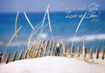 Geburtstagskarte Postkarte mit Sprüchen - Meer, Strand & Dünengras Motiv | Inspirierende Lebensweisheiten für Entspannung und Ruhe | Natur, Sand, Küste, Himmel & Wolken Design | Erholung & Achtsamkeit Zitat | Urlaub, Wellness & Work - Life - Balance Karte