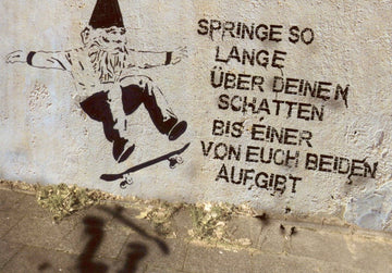 Geburtstagskarte Postkarte mit Sprüchen - Motivierende Skateboard - Schatten - Zwerg Streetart, Graffiti - Textbotschaft, Inspirierender Humor, Urbaner Kunst Wandschmuck, Coole Witzige Geschenkidee, Papeterie Sammelobjekt