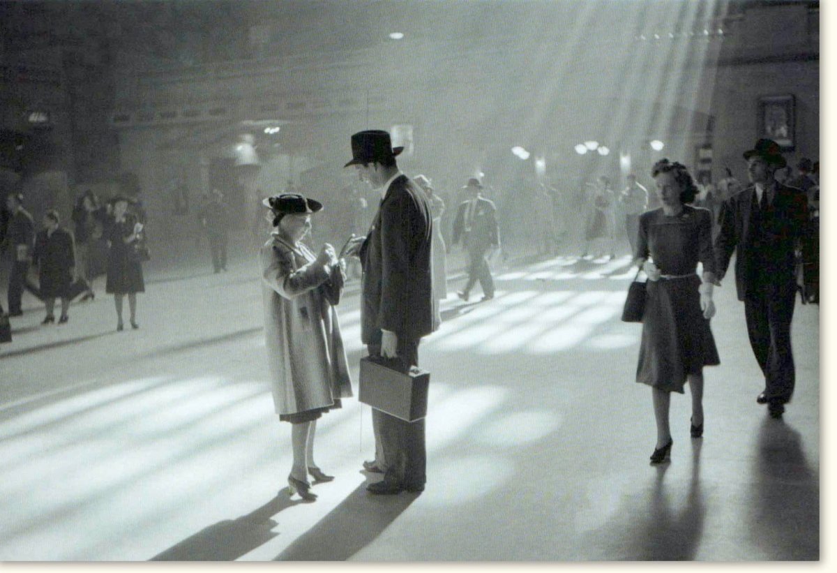 Geburtstagskarte / Reise - Thema: Elegante Doppelkarte "Grand Central Station New York" - Blankokarte in Schwarz - Weiß mit Vintage Retro Lichtstrahlen, Menschen & Architektur, Hut Fashion Motiv für Stilvolle Grüße & Urbane Treffen