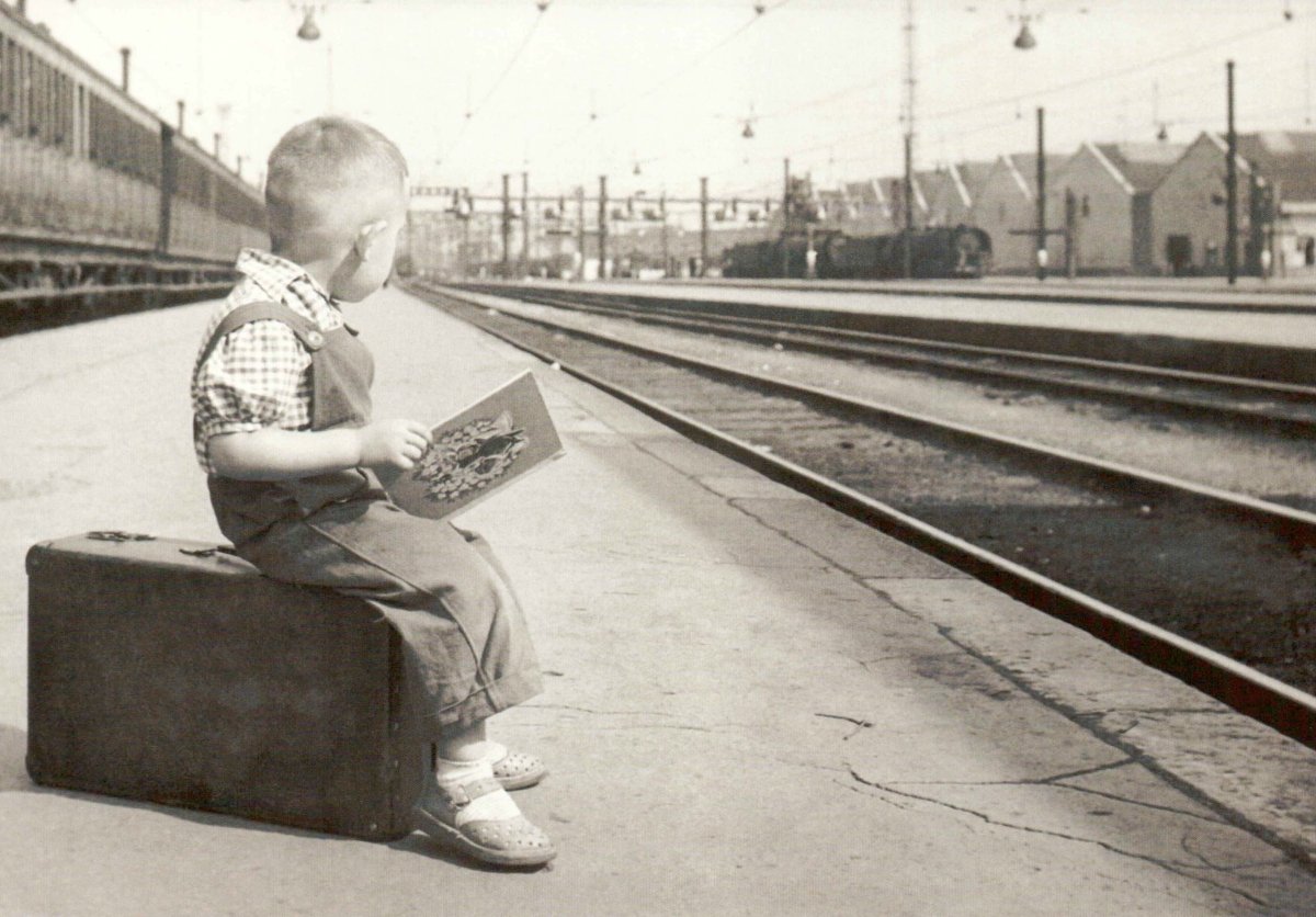 Geburtstagskarte - Retro Postkarte mit Kind am Bahnhof, Vintage Zug & Koffer Motiv, Sepia Reise Erinnerung, Nostalgische Blankokarte
