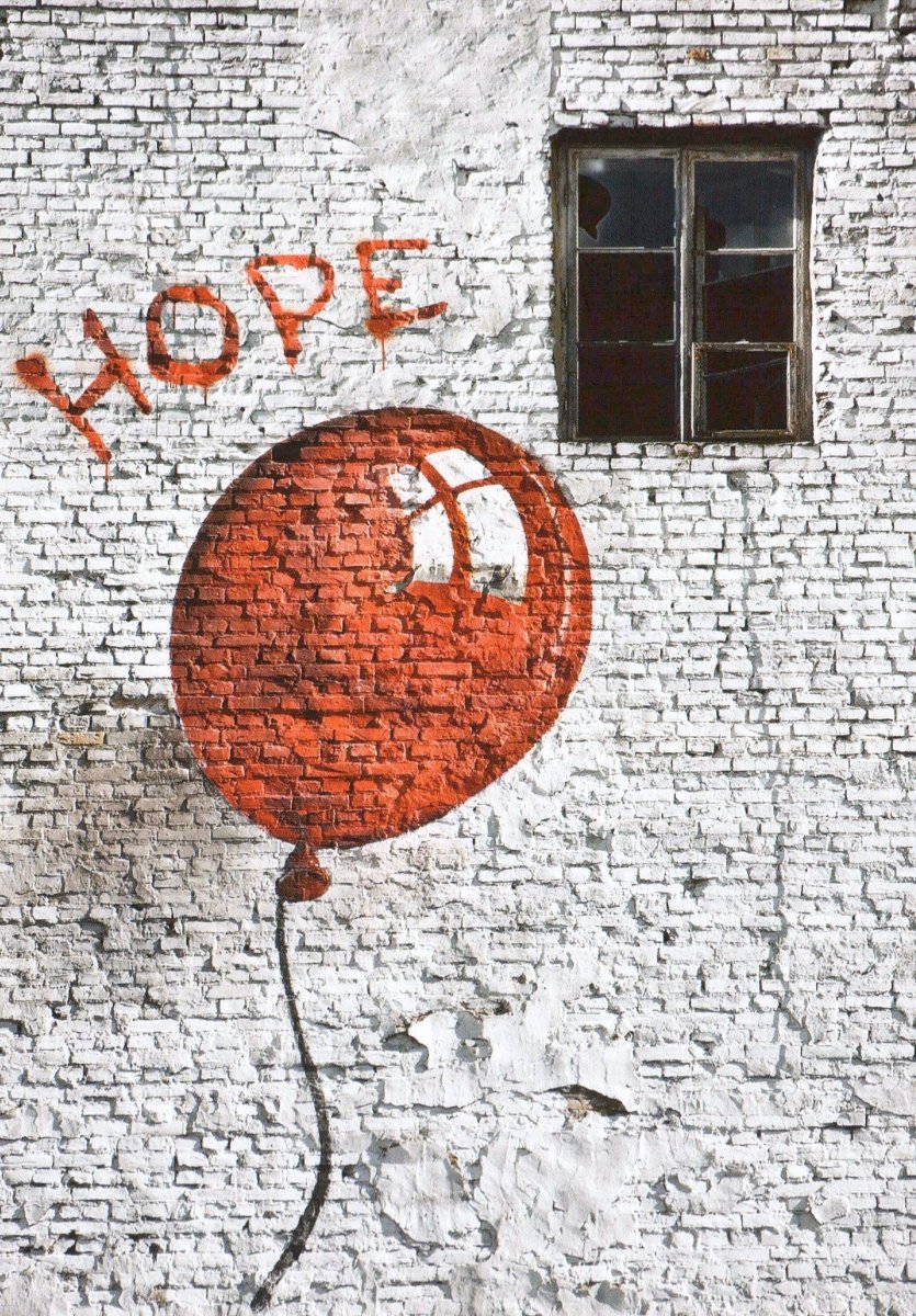 Geburtstagskarte "Roter Ballon der Hoffnung" - Kunstvolle Streetart - Postkarte mit Mauer - Textur, Fenster - Schatten und Urbanem Flair, Symbolischer Botschaft des Optimismus, Wand - Kunstwerk Graffiti, Minimalistisches Modernes Design, Zeitgenössische Grußkarte