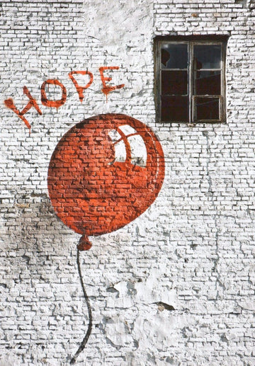 Geburtstagskarte "Roter Ballon der Hoffnung" - Kunstvolle Streetart - Postkarte mit Mauer - Textur, Fenster - Schatten und Urbanem Flair, Symbolischer Botschaft des Optimismus, Wand - Kunstwerk Graffiti, Minimalistisches Modernes Design, Zeitgenössische Grußkarte