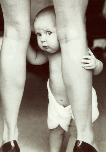 Geburtstagskarte – Schwarz - Weiß Kunstfotografie Postkarte, Baby Beine & Erwachsener, Humorvoll Skurril, Vintage Retro Nostalgie, Sammlerstück, Deko Geschenk, Minimalistisches Monochrom Design, Kontrastreich Kurios & Originell