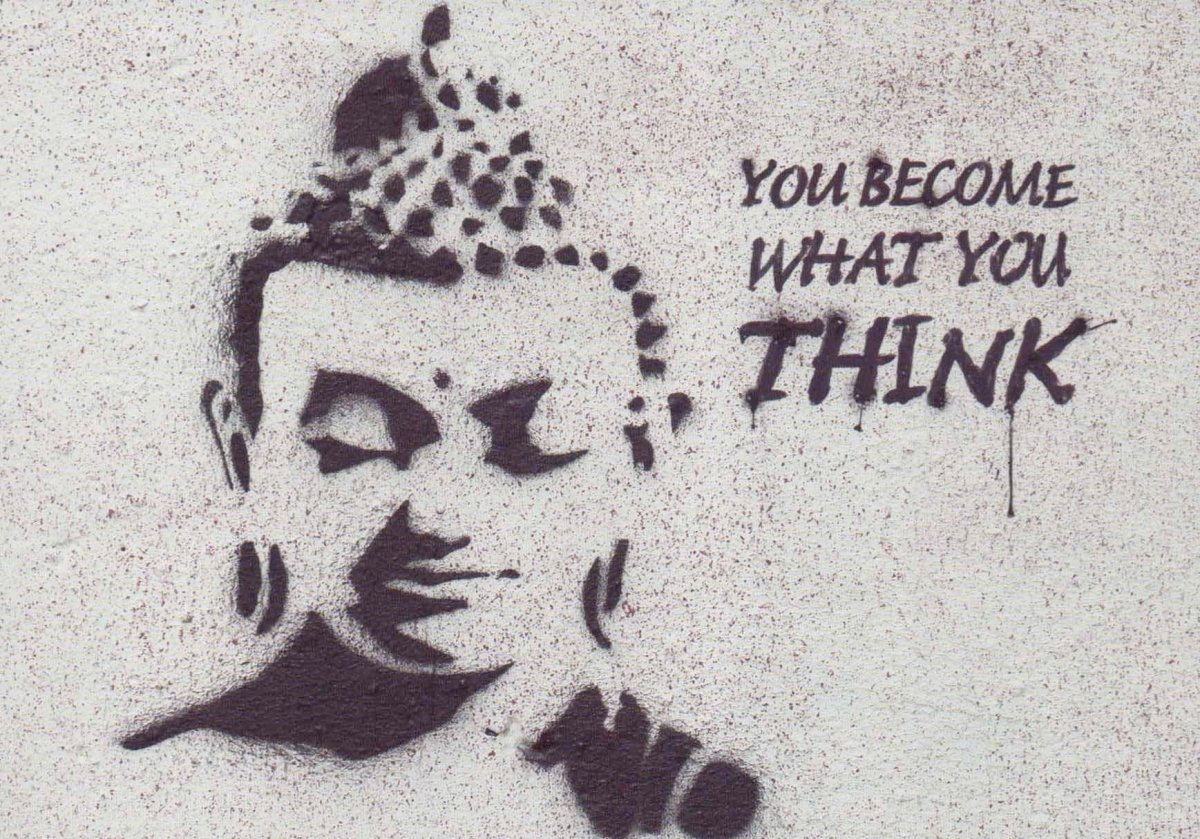 Geburtstagskarte Street Art Buddha - Wand Kunstpostkarte mit Schablone Graffiti Spruch, Weisheit & Urban Spiritualität - Zen - Inspiration für Meditation und Mindfulness, Stencil Streetart Design