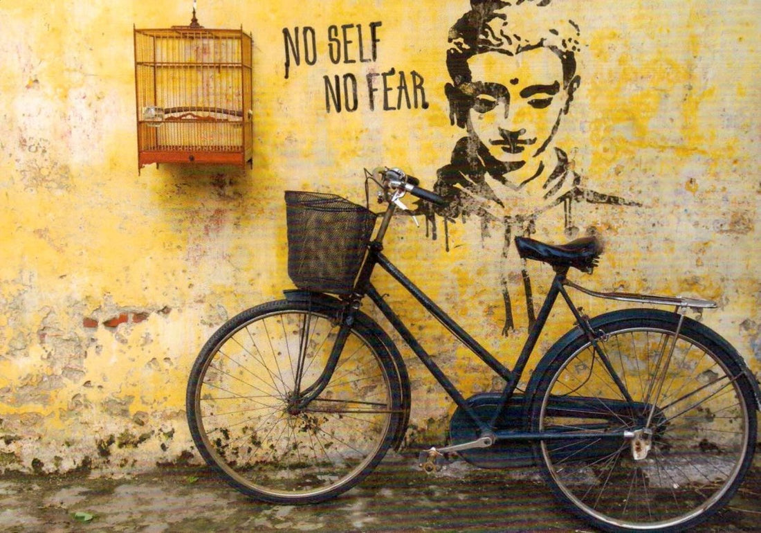 Geburtstagskarte Street Art Design - Urban Graffiti Fahrrad & Gelbe Wand mit Vogelkäfig, Buddha Schriftzug - Inspirierende Kunstpostkarte, Blanko für persönliche Nachrichten - "No Self No Fear" Serie