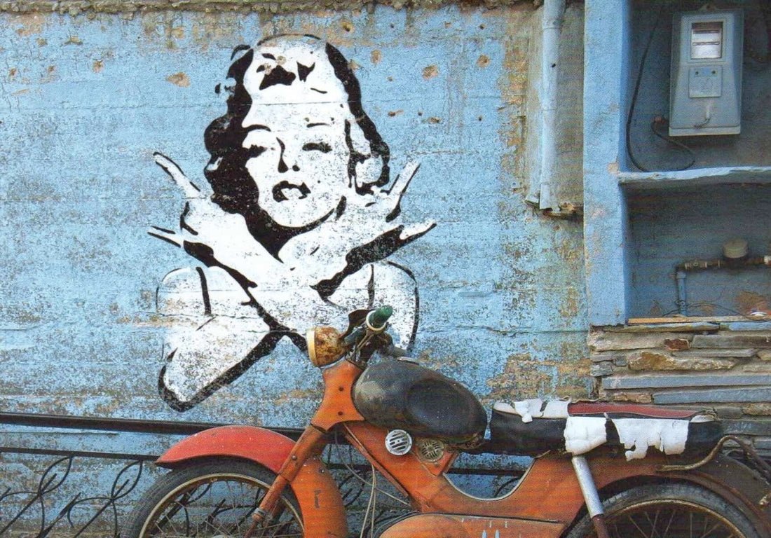 Geburtstagskarte Street Art Graffiti - Vintage Motorrad an Blauer Wand, Urban Kunstpostkarte im Retro Stil, Kreative Schablonen - Plakatkunst