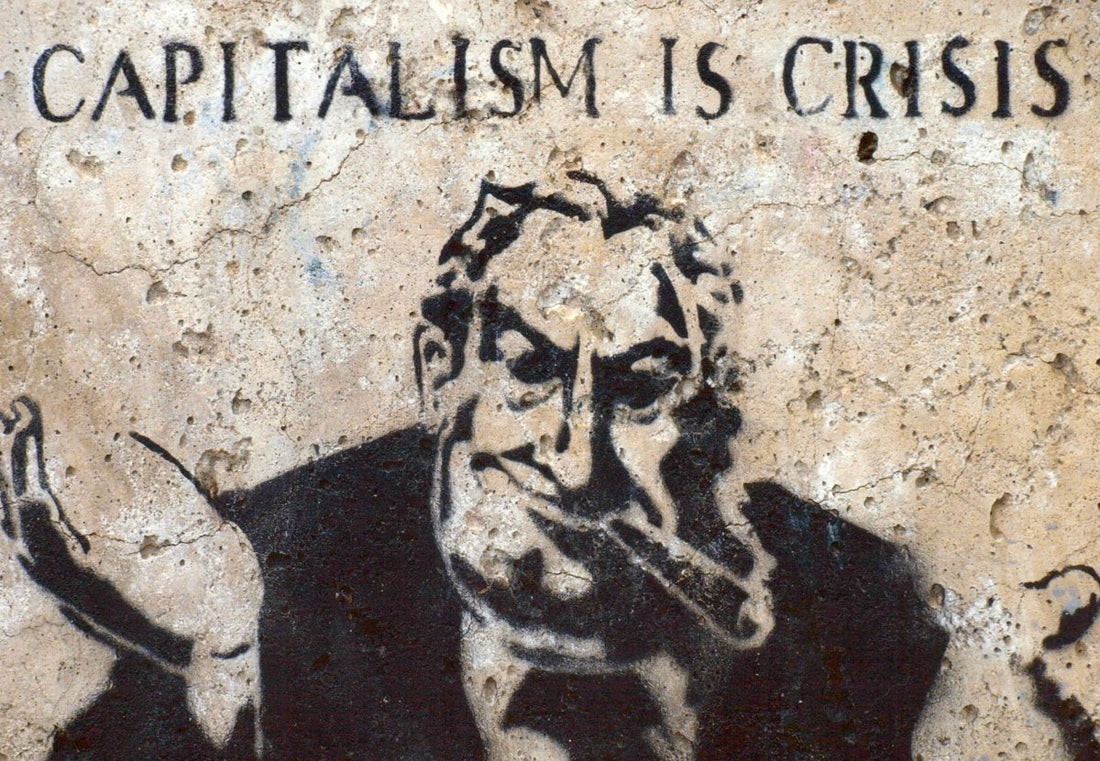 Geburtstagskarte Streetart - Design: Graffiti Kunstpostkarte mit politischer Botschaft im Banksy - Stil, Urban Art Sammlerstück, zeitgenössische Wandkunst, Kapitalismus & Sozialkritik – Einzigartige Protestkarte