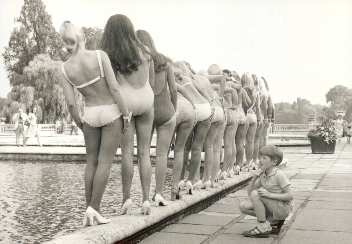 Geburtstagskarte Vintage Badeanzug - Charmante Schwarz - Weiß Fotografie von Jungen Frauen in Reihe, Nostalgische Retro Postkarte, Sammlerstück mit Humor, Perfektes Geschenk & Deko - Element