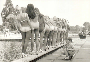 Geburtstagskarte Vintage Badeanzug - Charmante Schwarz - Weiß Fotografie von Jungen Frauen in Reihe, Nostalgische Retro Postkarte, Sammlerstück mit Humor, Perfektes Geschenk & Deko - Element