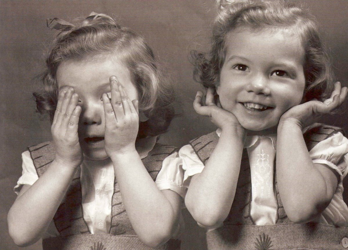 Geburtstagskarte Vintage - Stil: Nostalgische Schwarz - Weiß Postkarte mit Zwillingen - Retro Spaß & Freude, Ideal zum Sammeln oder als Deko, Zeitloses Design, Sepia - Ton, Klassisch & Charmant für Familie und Freunde