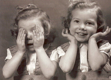 Geburtstagskarte Vintage - Stil: Nostalgische Schwarz - Weiß Postkarte mit Zwillingen - Retro Spaß & Freude, Ideal zum Sammeln oder als Deko, Zeitloses Design, Sepia - Ton, Klassisch & Charmant für Familie und Freunde