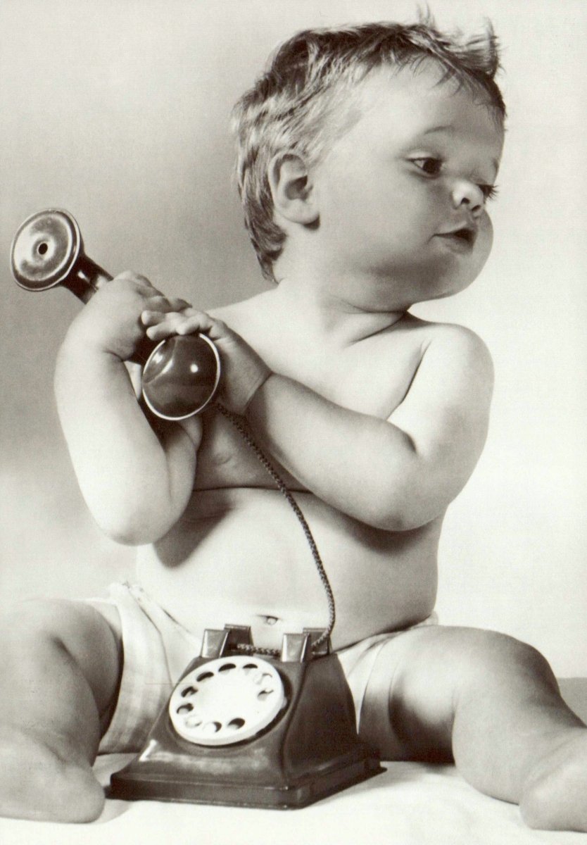 Geburtstagskarte Vintage Telefon: Nostalgische Schwarz - Weiß Postkarte mit Kindermotiv, Retro Sammlerstück & Geschenkidee, Dekorative Blankopostkarte für Schreibwaren & Vintage - Liebhaber, Klassische Fotografie