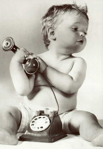 Geburtstagskarte Vintage Telefon: Nostalgische Schwarz - Weiß Postkarte mit Kindermotiv, Retro Sammlerstück & Geschenkidee, Dekorative Blankopostkarte für Schreibwaren & Vintage - Liebhaber, Klassische Fotografie